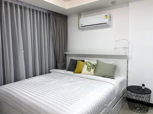 een slaapkamer met een wit bed en een raam bij New apartment Rawai Beach 310 by Capital Pro in Phuket
