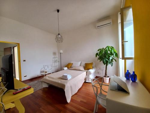 sala de estar con sofá y mesa en Sole amarè guest house, en Bari