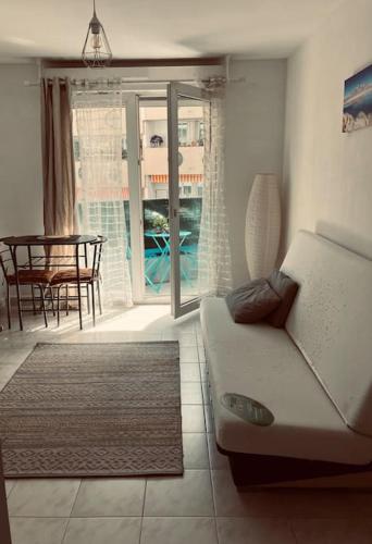 un salon avec un canapé et une table dans l'établissement Studio Nice proche plages / université, à Nice