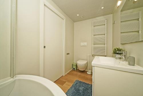 een badkamer met een bad, een wastafel en een toilet bij Bristol Exclusive 2-5 by Wonderful Italy in Lonato