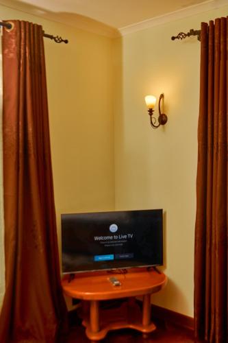TV a/nebo společenská místnost v ubytování seven skies hotel
