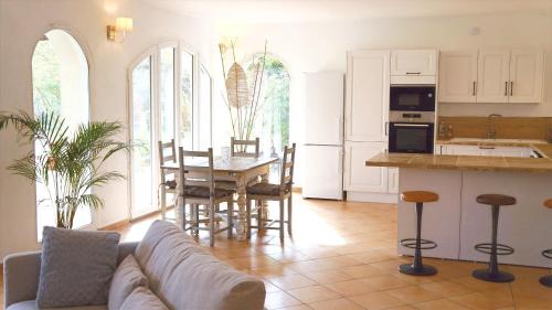 un salon avec un canapé et une table dans l'établissement Appartement 5 personnes - Mas du Soleil, à Bagnols-sur-Cèze