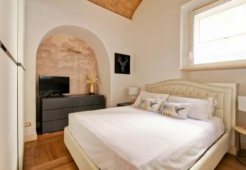 ローマにあるMaisonette Coppedéのベッドルーム(白いベッド1台、窓付)
