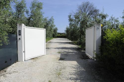 two doors are open on a dirt road at B&B Casa Soresina in Offagna