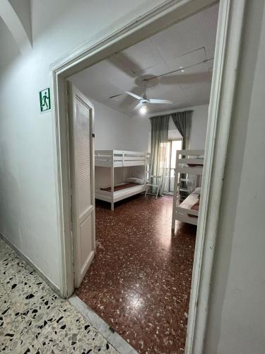 ein leeres Zimmer mit einer Tür zu einem Schlafzimmer in der Unterkunft MAGENTA GUEST HOUSE in Rom