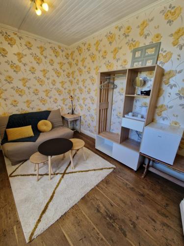 un salon avec un canapé et une table dans l'établissement La Noyeraie Rocamadour, à Rocamadour