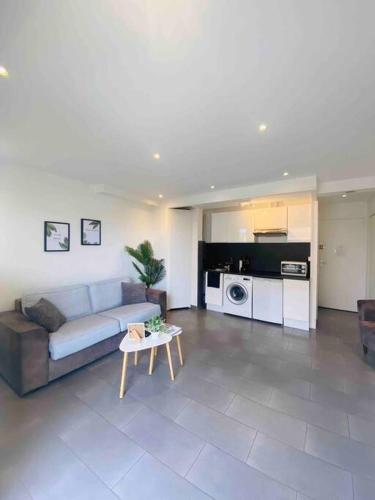 un salon avec un canapé et une table dans l'établissement Tropi’Case, à Villeneuve-Loubet