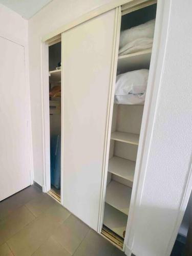 un placard avec des murs blancs et une porte ouverte dans l'établissement Tropi’Case, à Villeneuve-Loubet