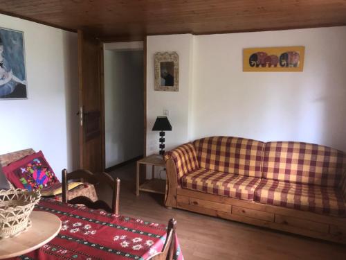 un salon avec un canapé et une table dans l'établissement Bernex(74) Appartement 4 personnes dans chalet vue imprenable, à Bernex
