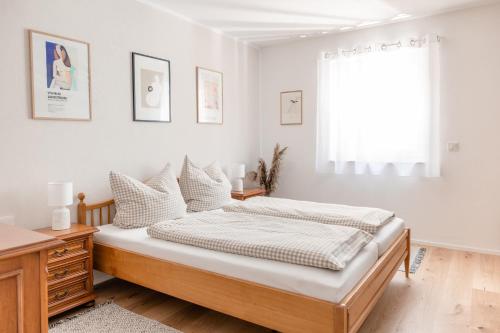 a bedroom with a bed and a window at Ferienwohnung`Akazie` mit Terrasse auf dem Bodanrück in Radolfzell am Bodensee