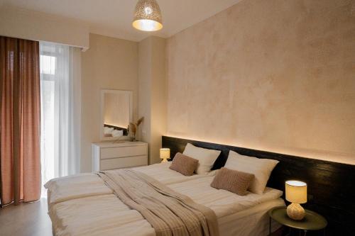 特薩卡德蘇爾的住宿－RIS Holiday Apartments Tsaghkadzor，卧室配有一张带白色床单和枕头的大床。