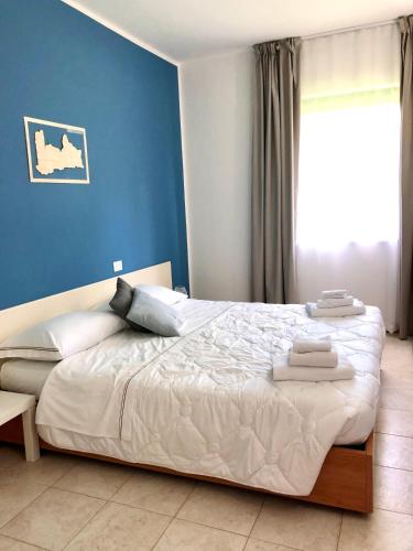 a bedroom with a large bed with a blue wall at Sportland in Colle Val D'Elsa