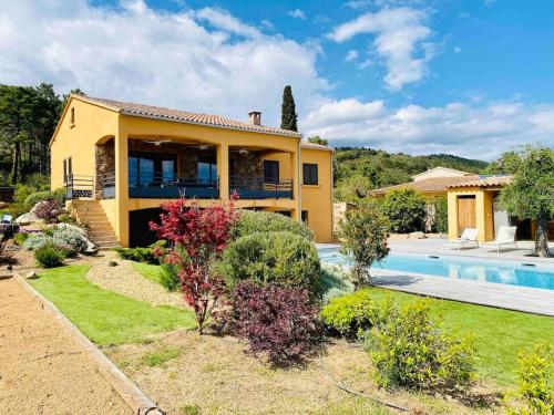 una casa amarilla con piscina frente a ella en VILLA privée 3 étoiles avec piscine, jardin et terrain de pétanque en Lecci