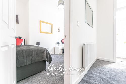 Schlafzimmer mit weißen Wänden und einem Bett in der Unterkunft Chorley Contractor Accommodation in Chorley