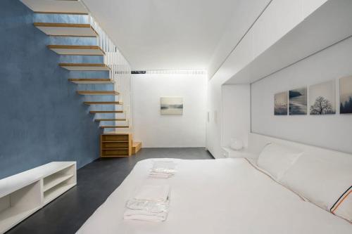 ein Schlafzimmer mit einem Bett und einer Treppe in der Unterkunft Newly Designed Central Modern Smart Duplex! #143 in Istanbul