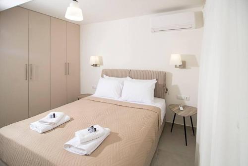 1 dormitorio con 1 cama con toallas en G&K House Garden en Messini