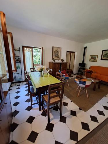 uma sala de estar com mesa e cadeiras em casale Fossitello em Torre San Severo