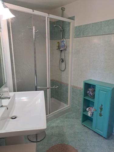 uma casa de banho com um chuveiro, um lavatório e uma banheira em casale Fossitello em Torre San Severo