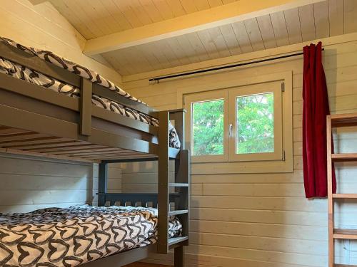 a bedroom with bunk beds in a log cabin at Willow Lodge in Buckhorn Weston
