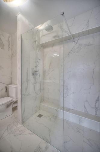 Photo de la galerie de l'établissement IMMOGROOM - 2 BR- Bright - Terrace - Wifi - Air conditioning, à Cannes