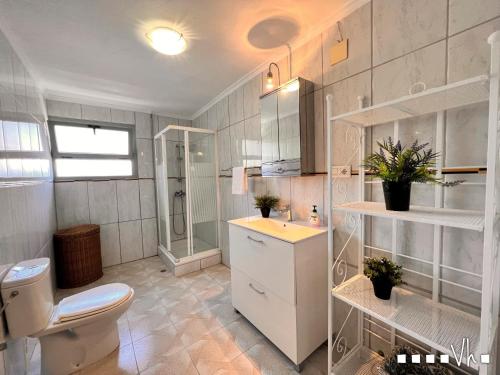 カルプにあるVH CostaBlanca - MUFASAの白いバスルーム(トイレ、シンク付)