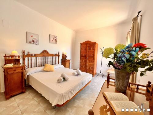 カルプにあるVH CostaBlanca - MUFASAのベッドルーム1室(ベッド1台、花瓶1本付)