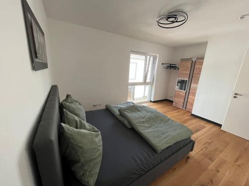 ein Wohnzimmer mit einer schwarzen Couch in einem Zimmer in der Unterkunft Ferienwohnung am Goitzschesee in Pouch