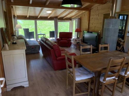 Sarrogna的住宿－Cabane Sarrogna - Lac de Vouglans，客厅配有桌子和沙发
