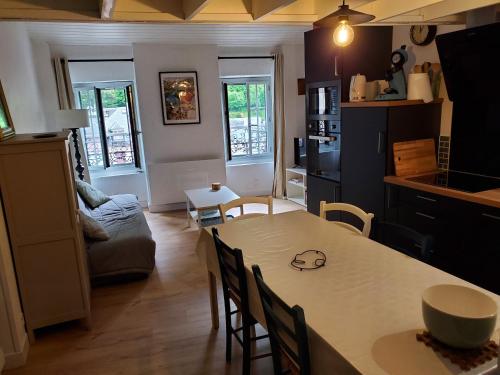 une cuisine et un salon avec une table et des chaises dans l'établissement Cauterets Le Paradou 13, à Cauterets