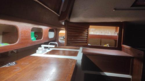 una cocina con fregadero y encimera en Nocleg na jachcie Lanette w Swinoujsciu, en Świnoujście