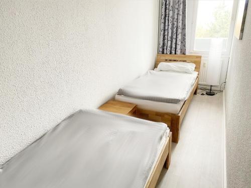 um quarto com duas camas e uma janela em Ostseezeit 1 em Brasilien