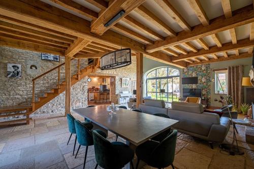 un soggiorno con un tavolo e un divano di Charming house in Burgundy, “Les Coquelicots” a Montceau-et-Écharnant
