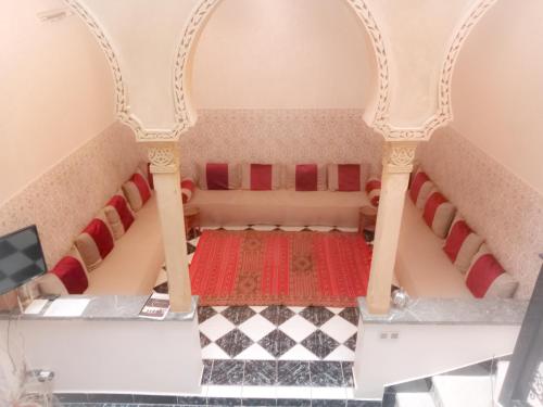 Habitación con cama y suelo de tablero de ajedrez en Riad Nour Travel-Les Riads Nour Resorts, en Marrakech