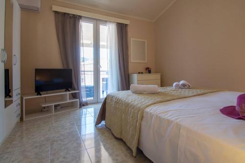 เตียงในห้องที่ Paxos In Square (Apartment Amfitriti)