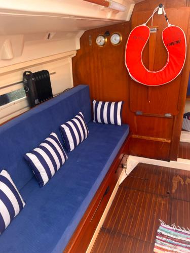 un divano blu nel retro di una barca di Voyage du rêve Antibes a Antibes