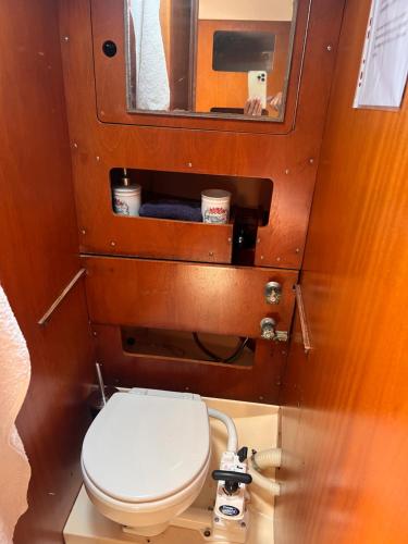 un piccolo bagno con servizi igienici e specchio di Voyage du rêve Antibes a Antibes