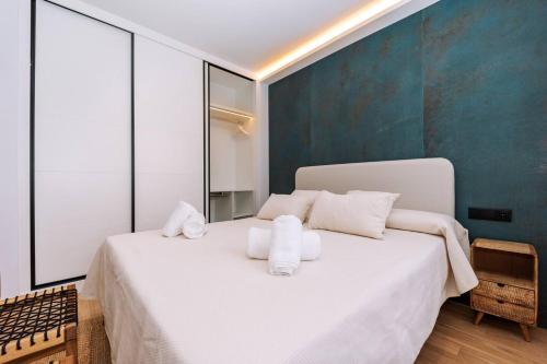 拉海瑞杜拉的住宿－Luxury Suite Flat，卧室配有带毛巾的大型白色床