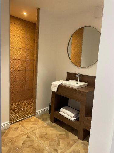 a bathroom with a sink and a shower at Manoir'Hastings in Bénouville