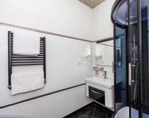 La salle de bains est pourvue d'un lavabo et d'une douche. dans l'établissement Lacasa Nizami Street, à Baku