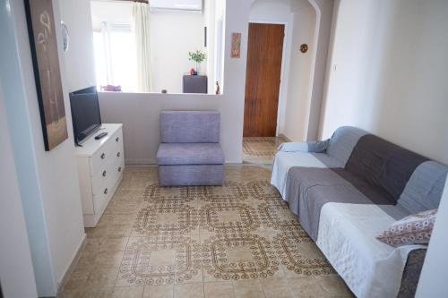 新穆扎尼亞的住宿－KLEIO，客厅配有沙发和椅子