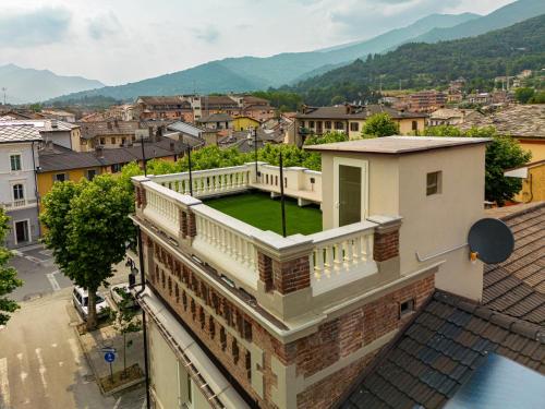 un edificio con un balcón con césped verde en La Torretta, en Dronero