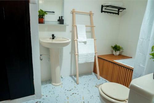 a bathroom with a sink and a toilet at Encantadora casa histórica en la Zona Colonial in Santo Domingo