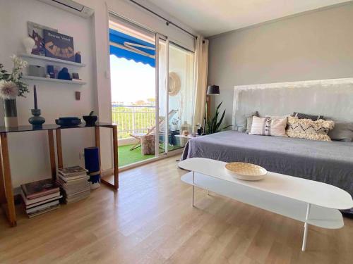 un salon avec un lit et une table dans l'établissement Amazing Sea view, à Antibes