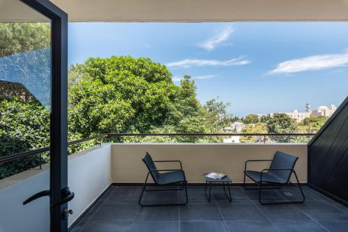 2 stoelen op een balkon met uitzicht bij Carmel Suites by Olala Homes in Haifa
