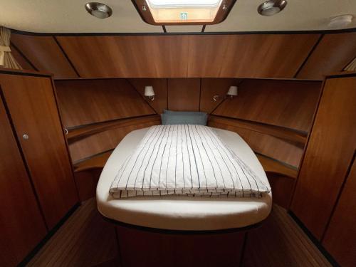 A bed or beds in a room at Yacht / Hausboot Linssen GS 40.9 AC Abuela