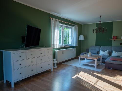 Μια τηλεόραση ή/και κέντρο ψυχαγωγίας στο Ferienhaus Lilly
