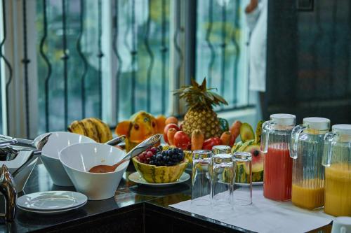 アルーシャにあるseven skies hotelのフルーツとジュースをたっぷりと並べたテーブル