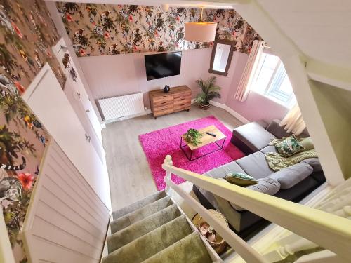 an overhead view of a living room with pink walls at Lemur Lodge in Bournemouth