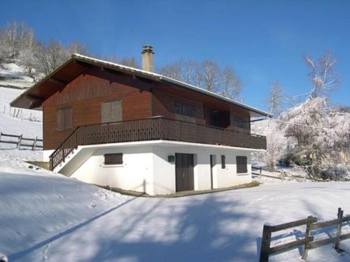 a house in the snow next to a road at Bernex(74) Appartement 4 personnes dans chalet vue imprenable in Bernex