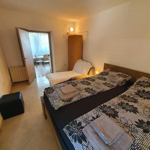 1 dormitorio con 2 camas y comedor en Apartments Garden en Koper